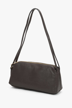 Schrägansicht der dunkelbraunen, länglichen Damen-Schultertasche aus genarbtem italienischem Echtleder mit langem Riemen 