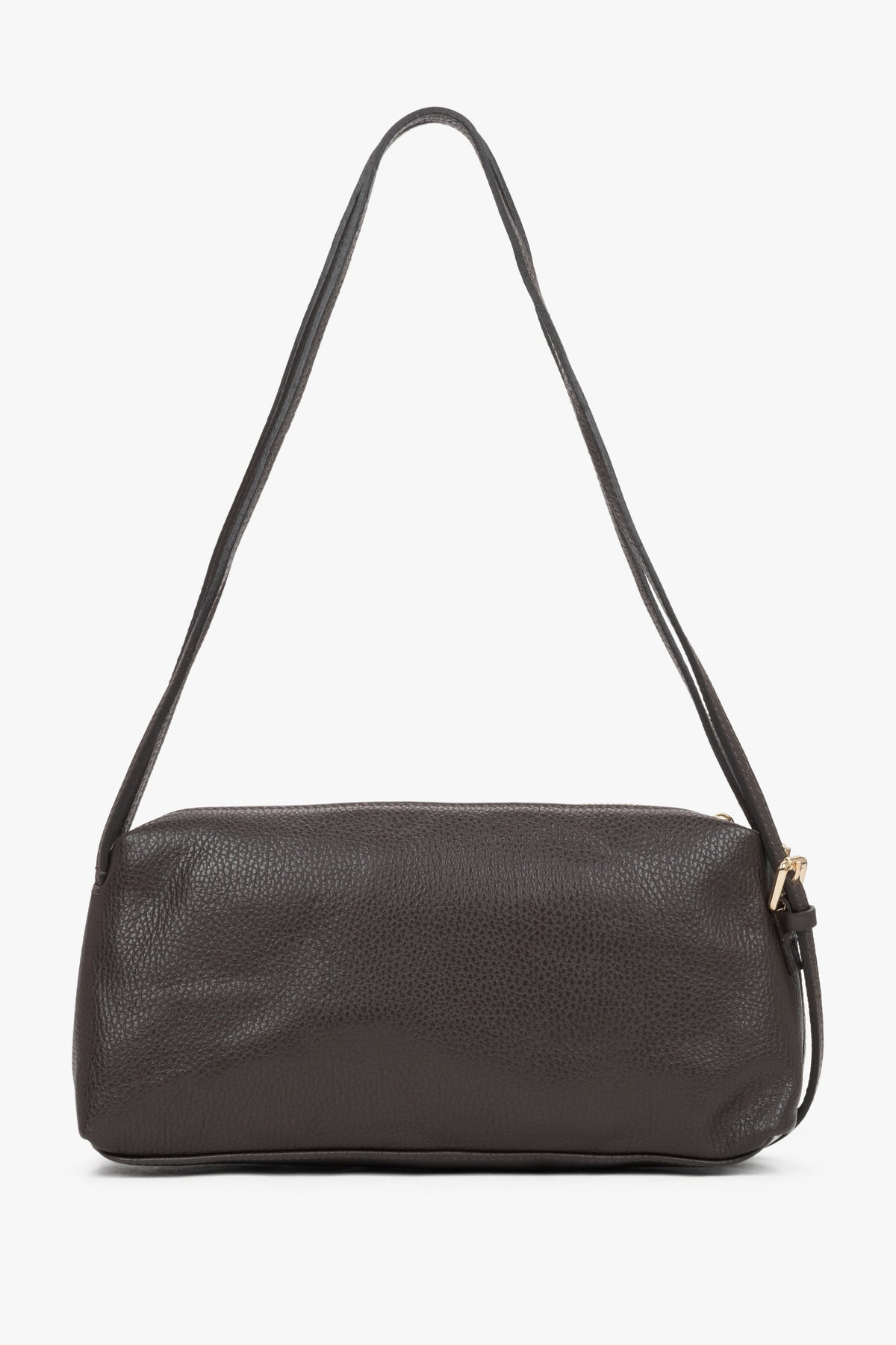 Rückansicht der dunkelbraunen Ledertasche, die die horizontale Silhouette zeigt 
