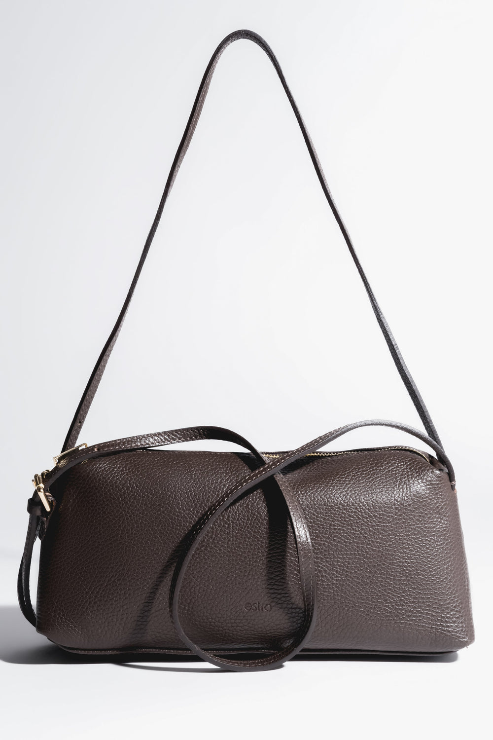 Frontale Ansicht der dunkelbraunen Ledertasche, die die horizontale Silhouette zeigt 