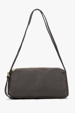 Direkte Frontalansicht der Schultertasche mit Fokus auf das edle, matte Schokoladenbraun 