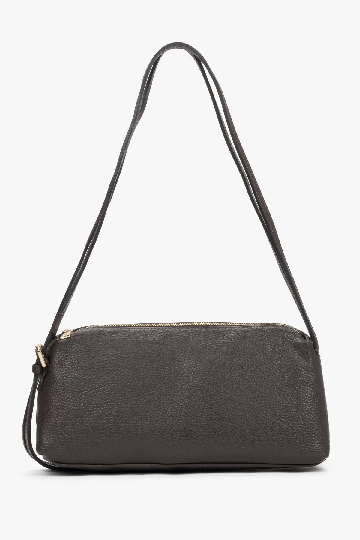 Direkte Frontalansicht der Schultertasche mit Fokus auf das edle, matte Schokoladenbraun 