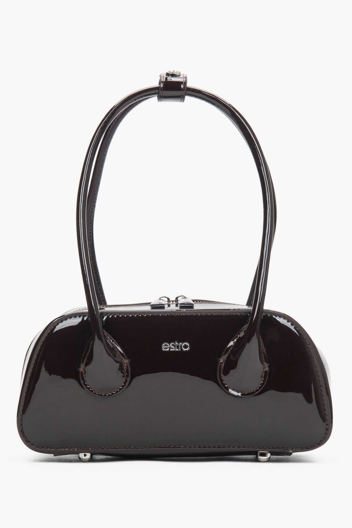 Frontansicht der handlichen dunkelbraunen Damen Schultertasche aus glänzendem Lackleder.
