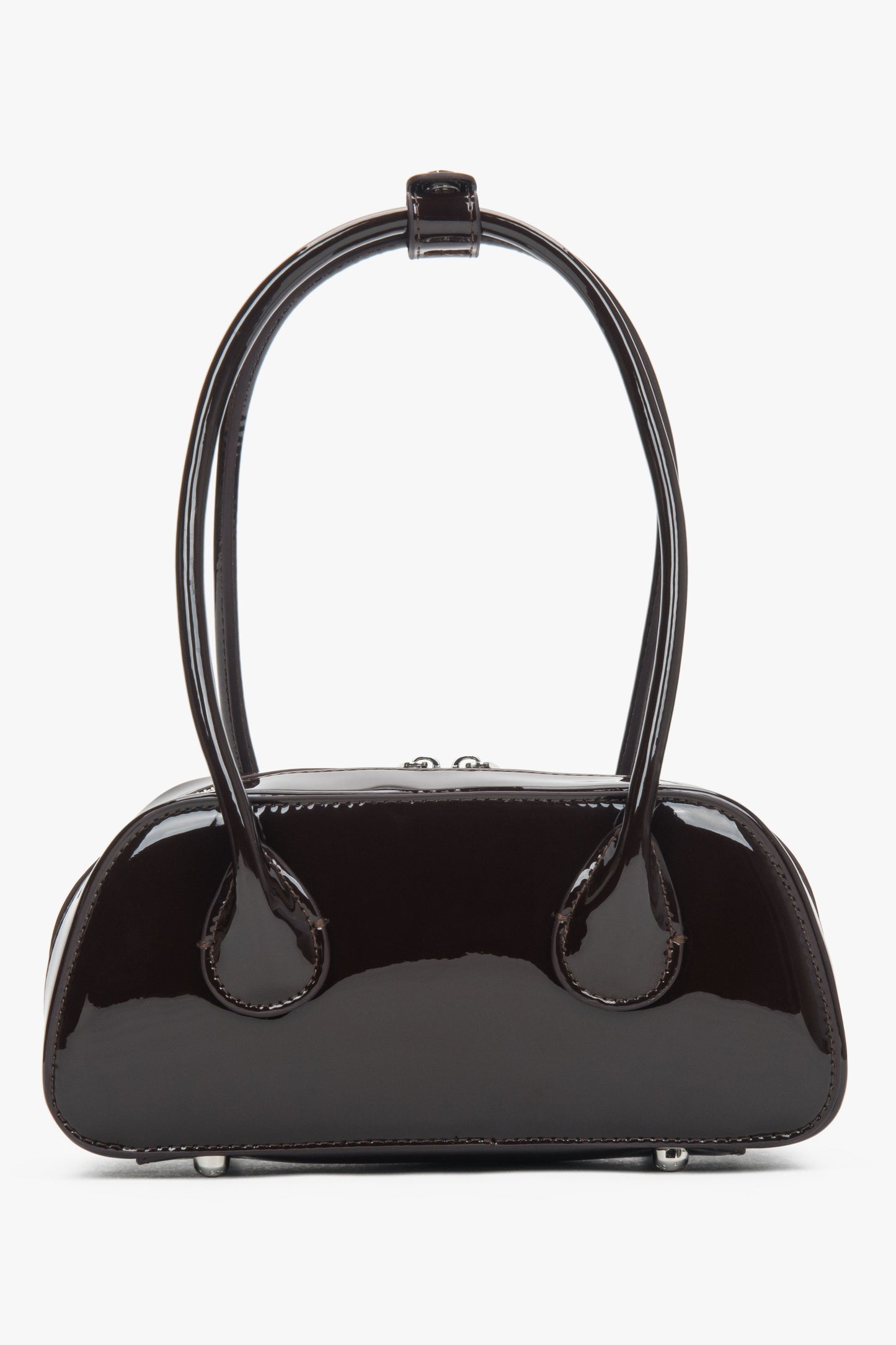 Rückansicht der minimalistischen dunkelbraunen Schultertasche aus echtem Lackleder.