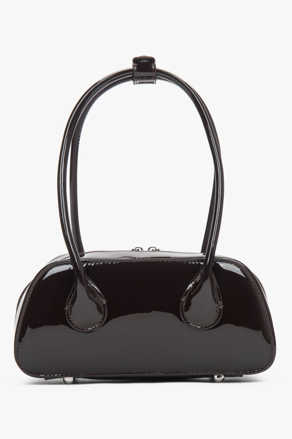 Rückansicht der minimalistischen dunkelbraunen Schultertasche aus echtem Lackleder.