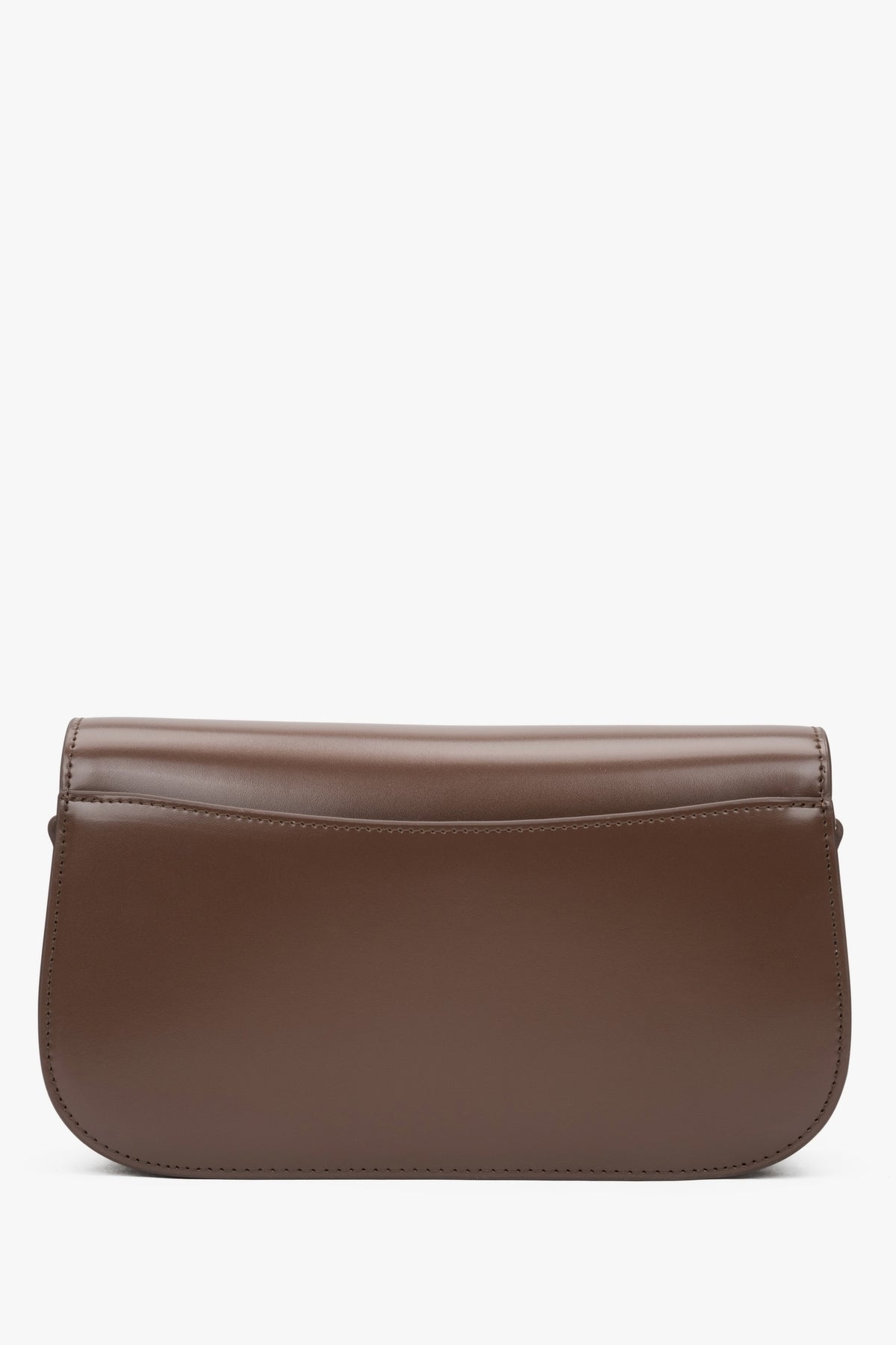 Rückansicht der kompakten dunkelbraunen Lederhandtasche von Estro.