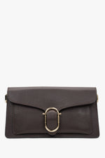 Frontale Ansicht der dunkelbraunen Leder-Schultertasche mit markantem goldenen Ring 
