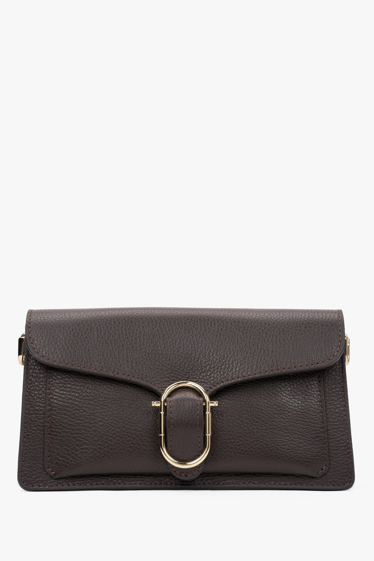 Frontale Ansicht der dunkelbraunen Leder-Schultertasche mit markantem goldenen Ring 
