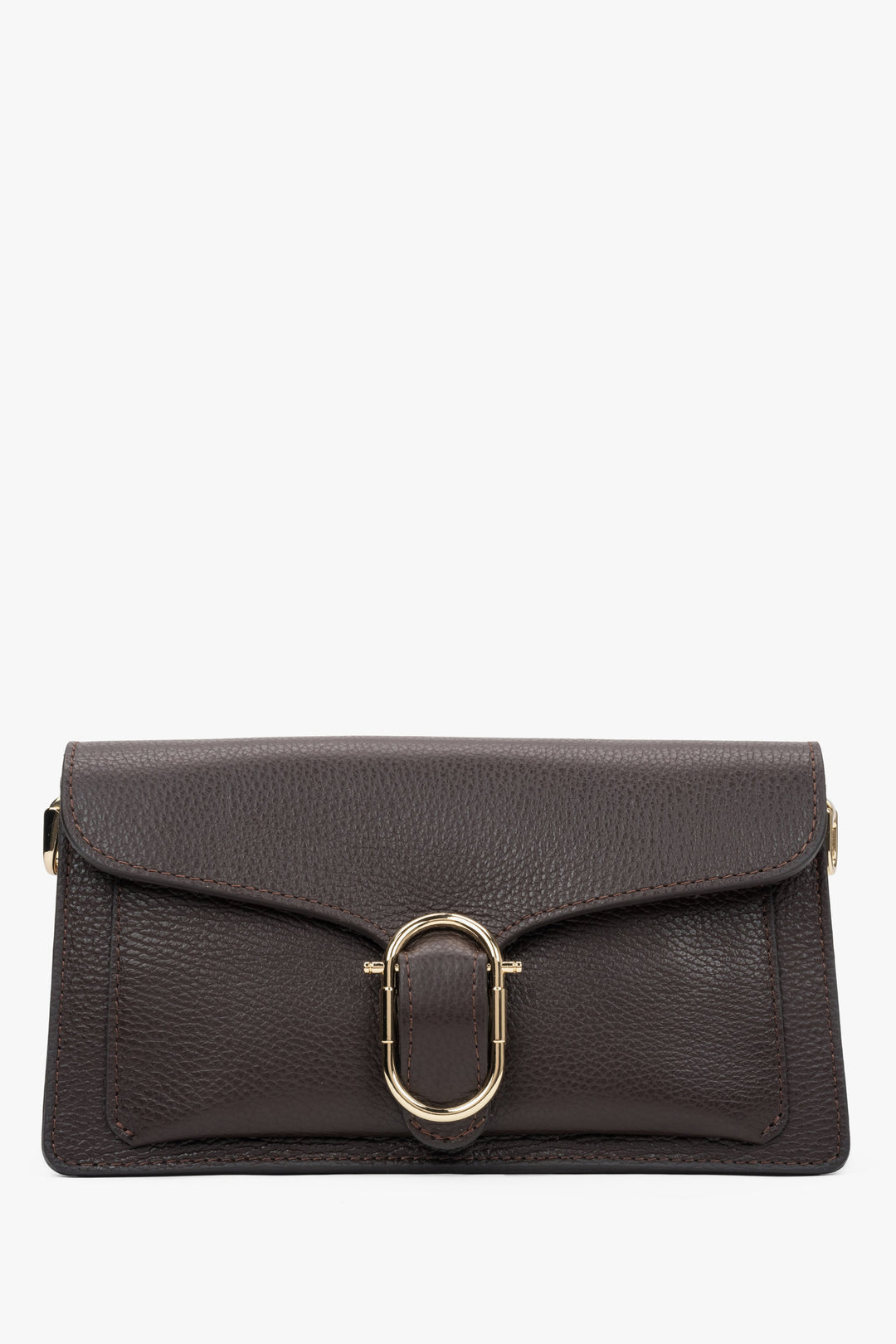 Frontale Ansicht der dunkelbraunen Leder-Schultertasche mit markantem goldenen Ring 