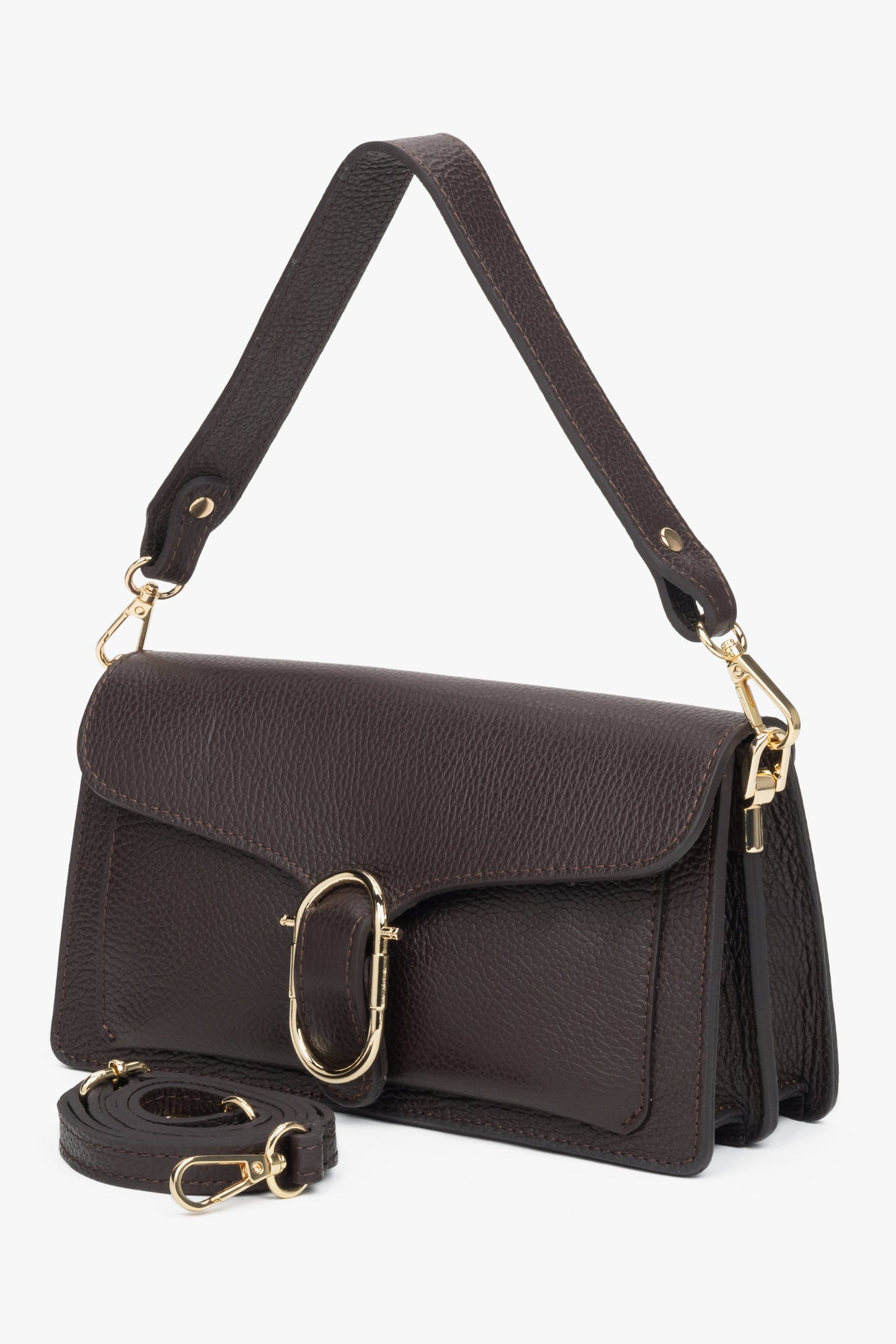 Schrägansicht der dunkelbraunen Schultertasche aus Echtleder mit befestigtem langen Riemen 