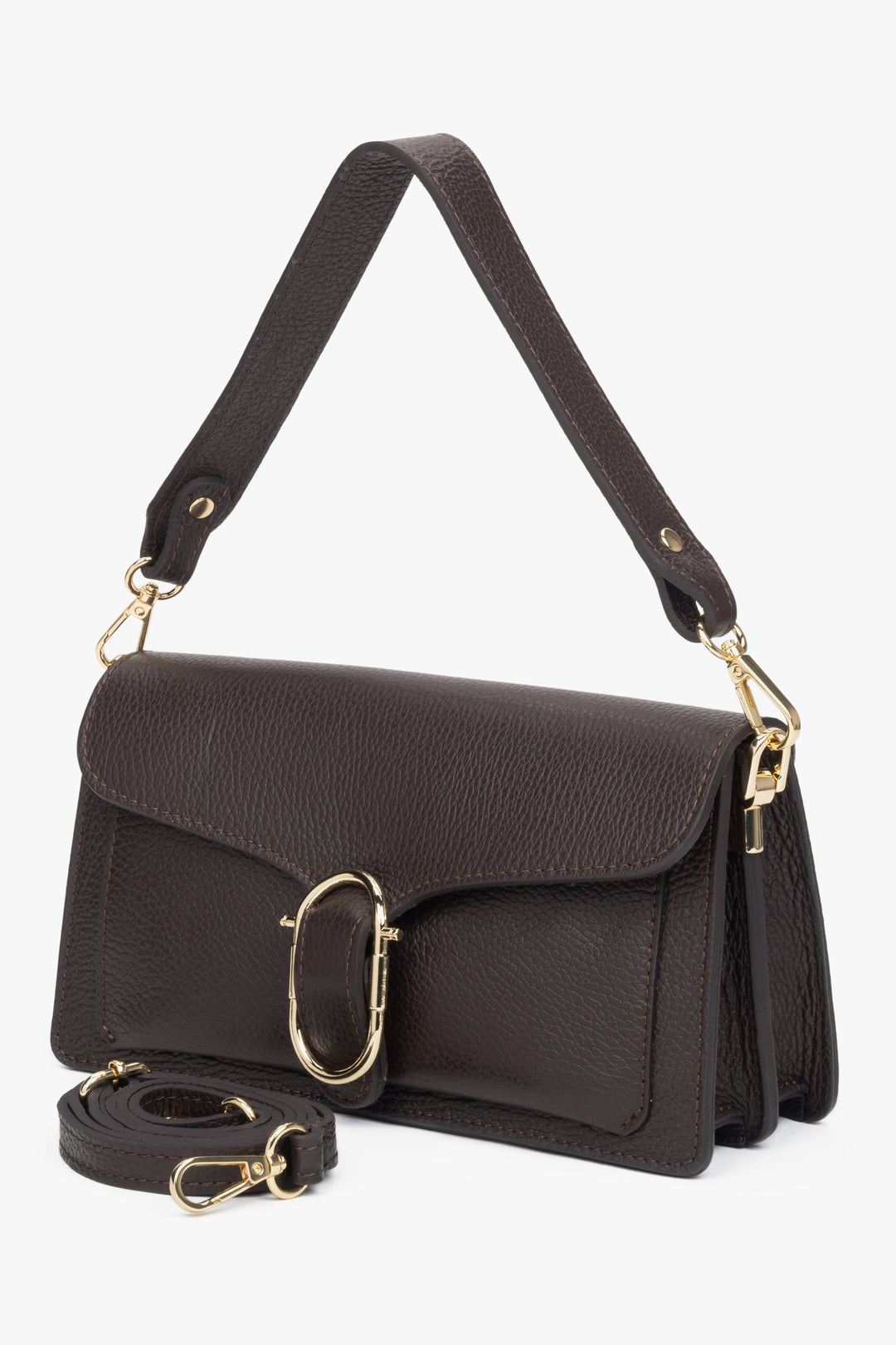 Schrägansicht der dunkelbraunen Schultertasche aus Echtleder mit befestigtem langen Riemen 
