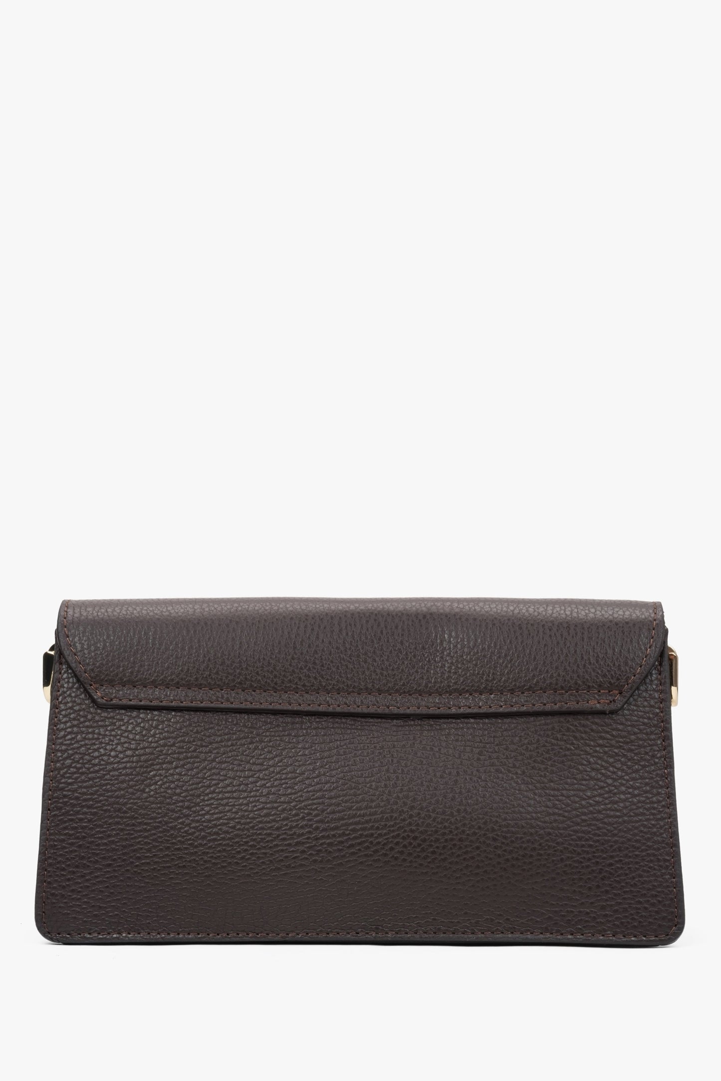 Rückwärtige, flache Ansicht der dunkelbraunen Ledertasche mit puristischem Design 