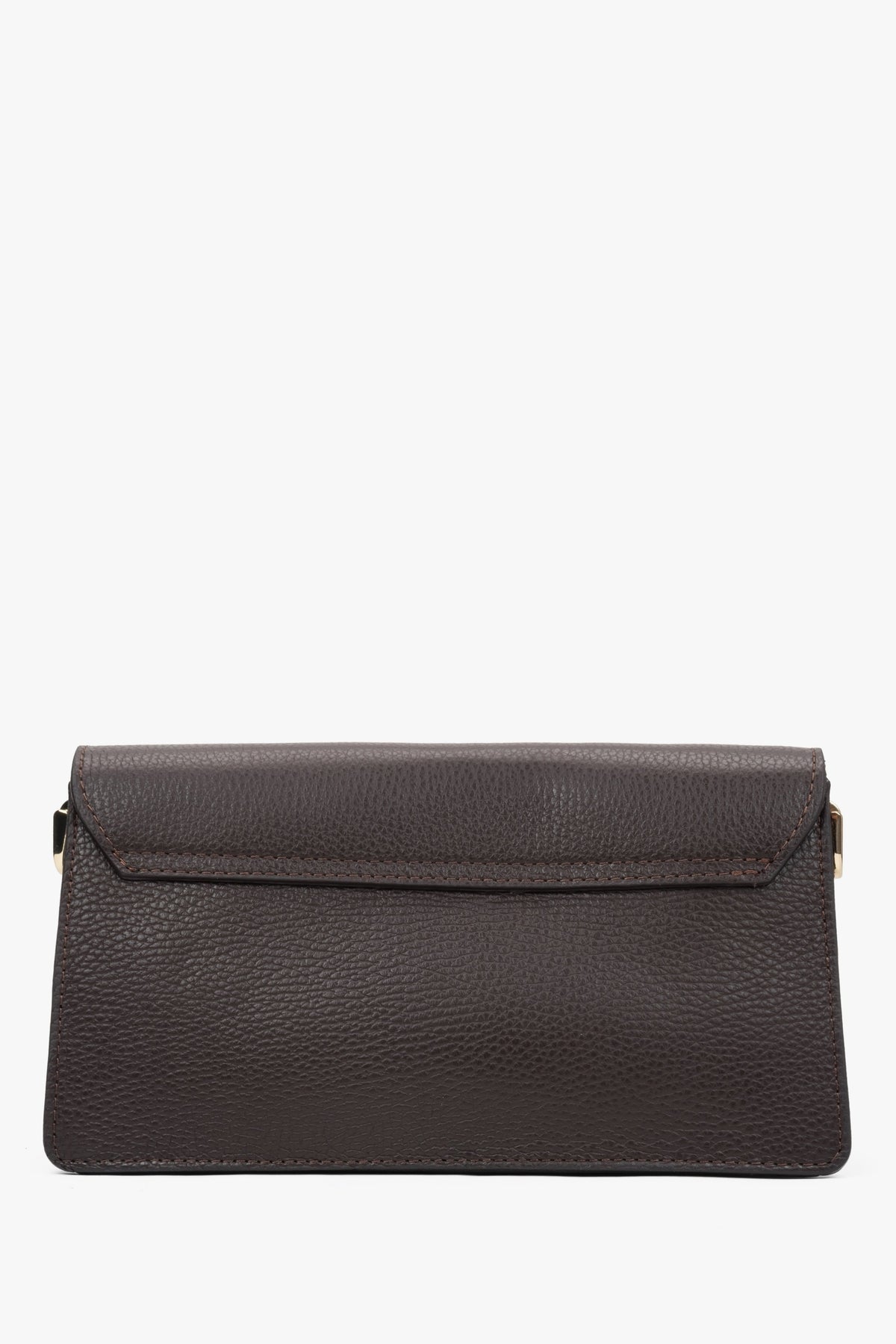 Rückwärtige, flache Ansicht der dunkelbraunen Ledertasche mit puristischem Design 