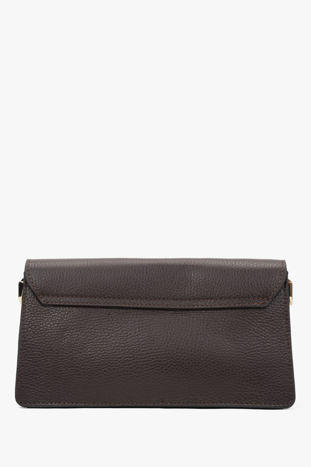 Rückwärtige, flache Ansicht der dunkelbraunen Ledertasche mit puristischem Design 