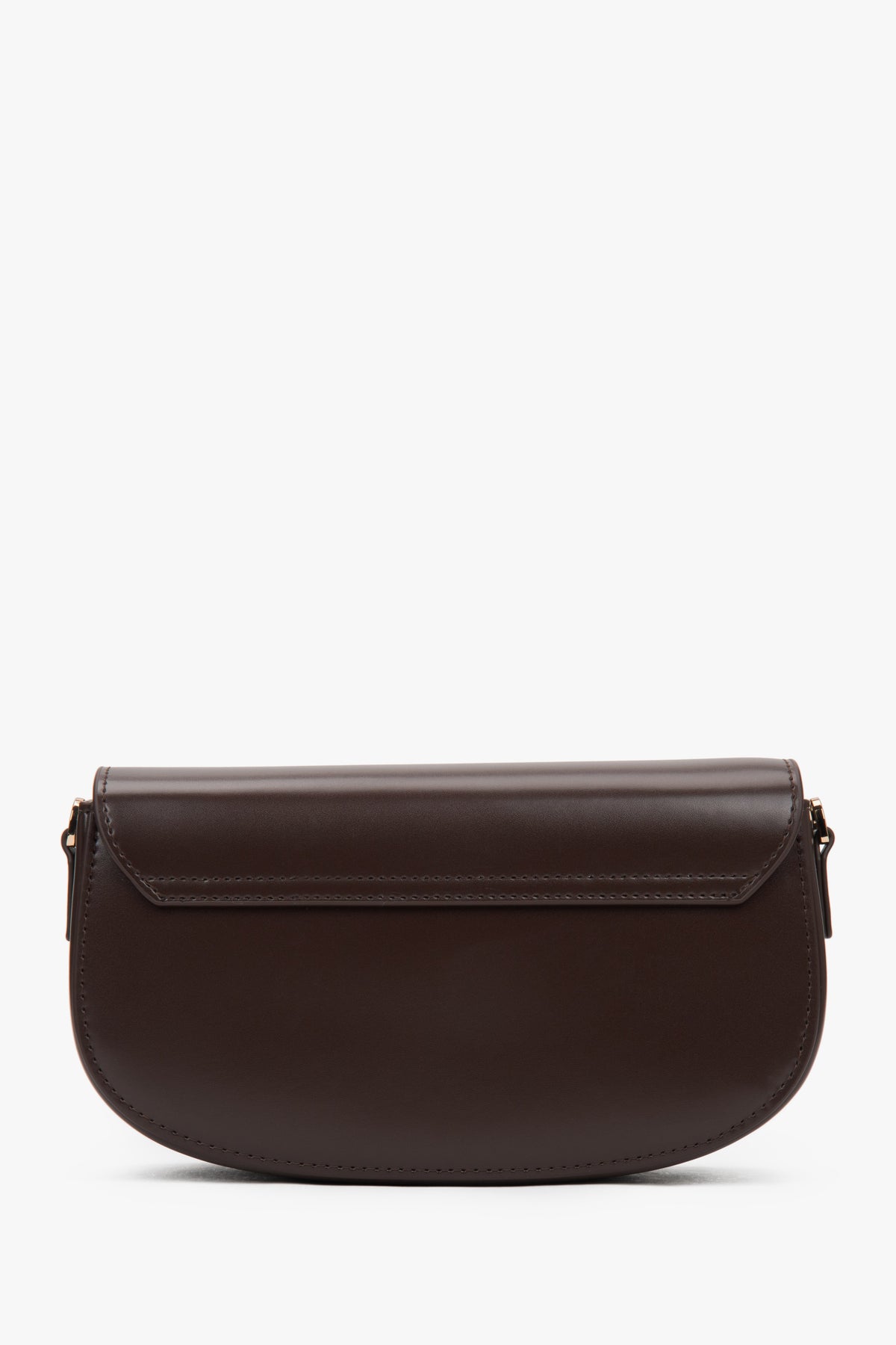Rückansicht der dunkelbraunen Damenhandtasche mit Fokus auf die Lederstruktur.