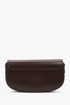 Rückansicht der dunkelbraunen Damenhandtasche mit Fokus auf die Lederstruktur.