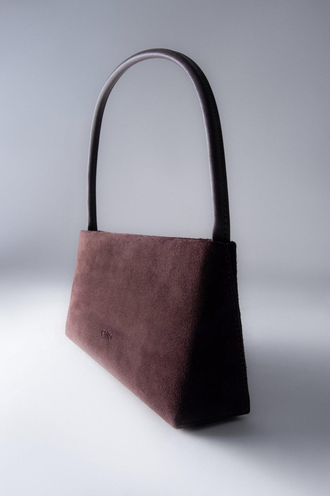 Schräge Perspektive der aufgestellten Tasche zur Veranschaulichung der klaren Linienführung