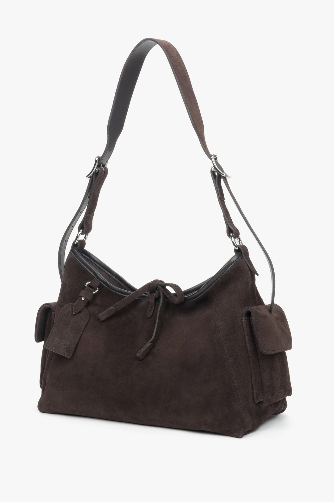 Schräge Ansicht der kompakten Veloursledertasche, die den praktischen Pin an den Henkeln zeigt.