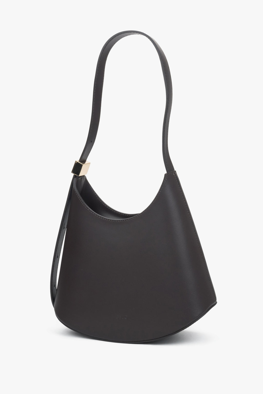 Schrägansicht der dunkelbraunen Schultertasche mit modern geschwungener Form und Lederriemen