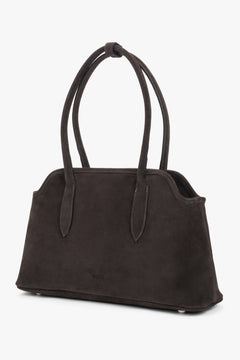 Schrägansicht der dunkelbraunen Schultertasche aus italienischem Premium-Veloursleder