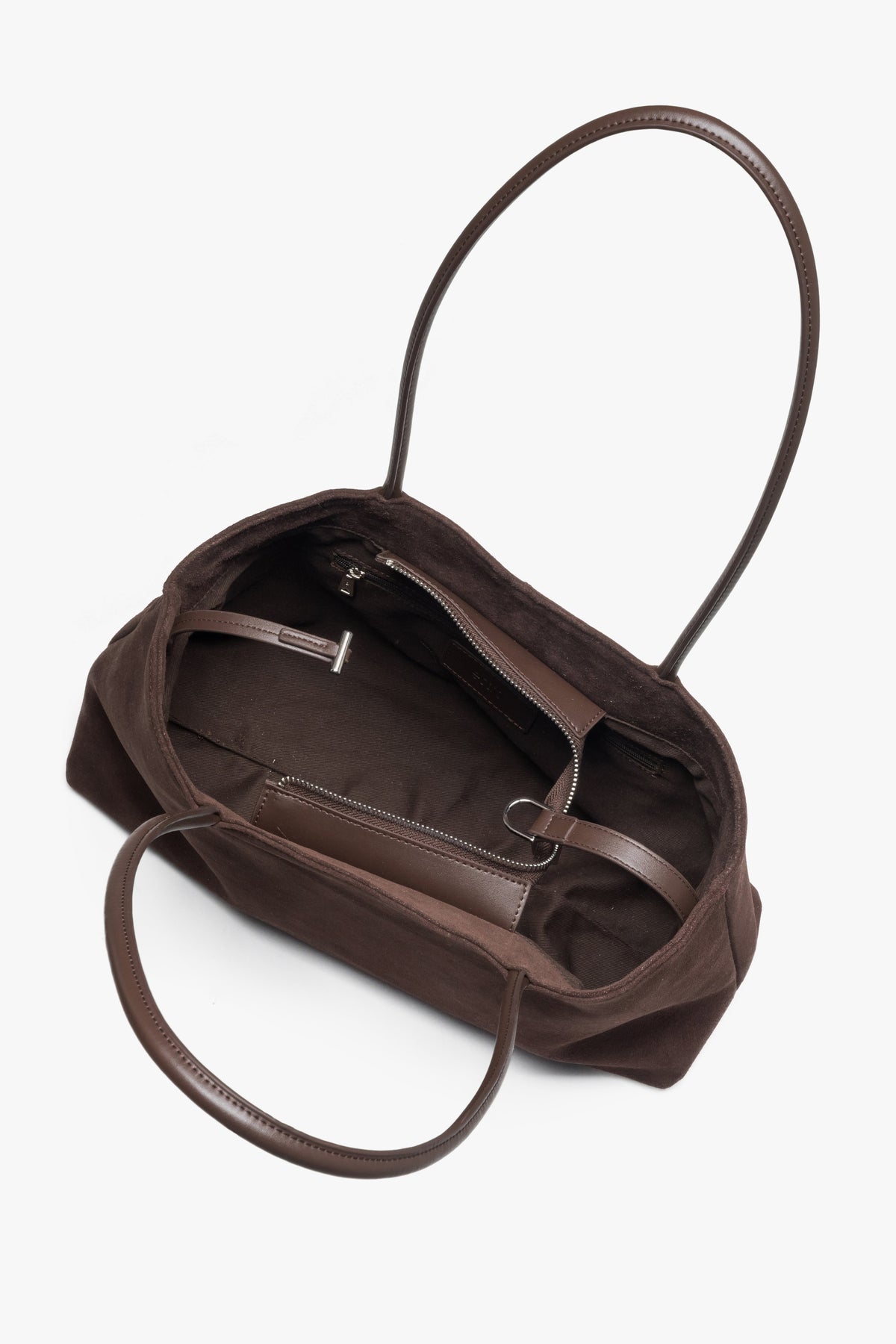Innenansicht der dunkelbraunen Schultertasche mit Textilfutter und zwei Innentaschen.
