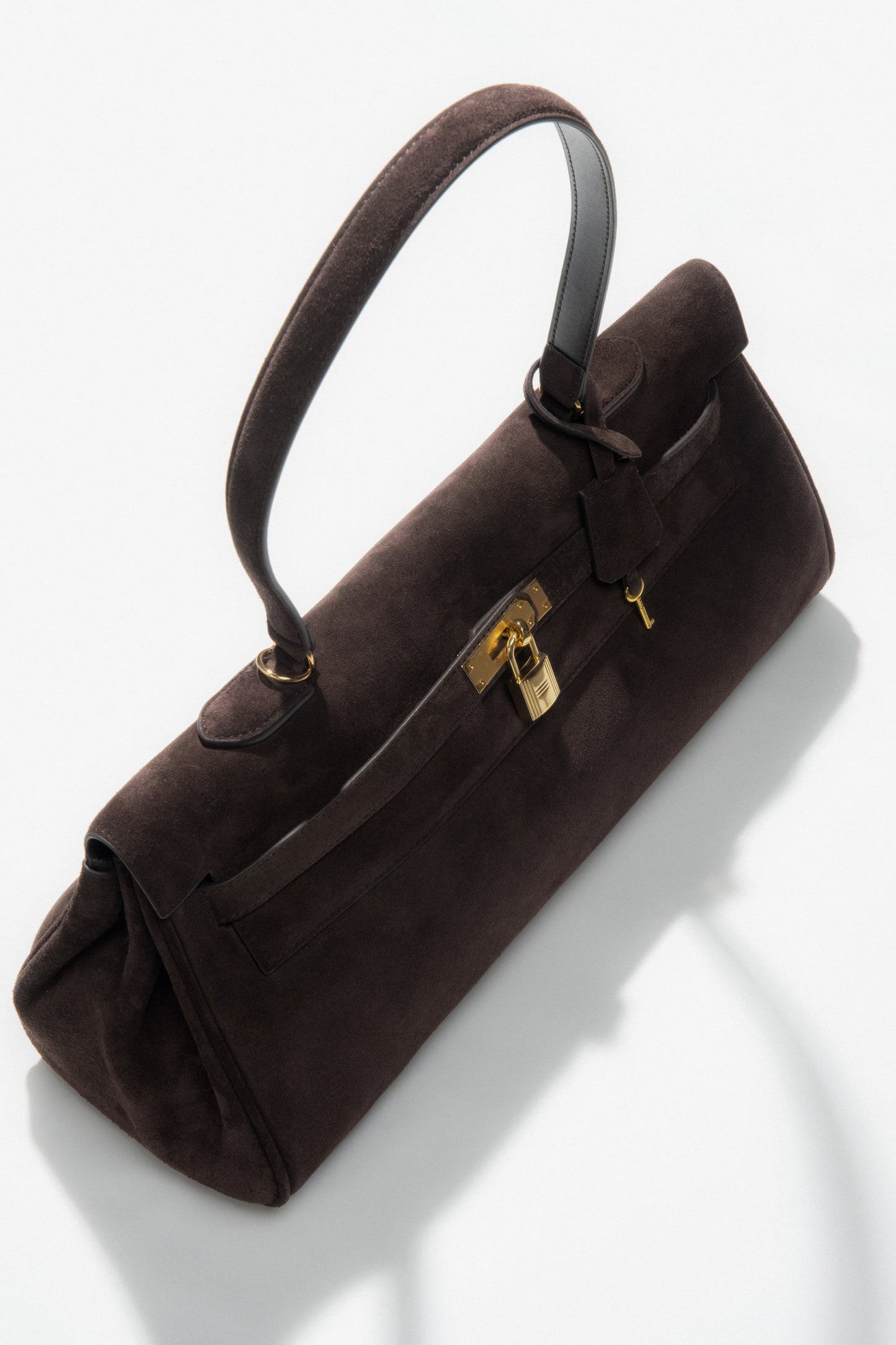 Schrägansicht von oben auf die dunkelbraune Schultertasche