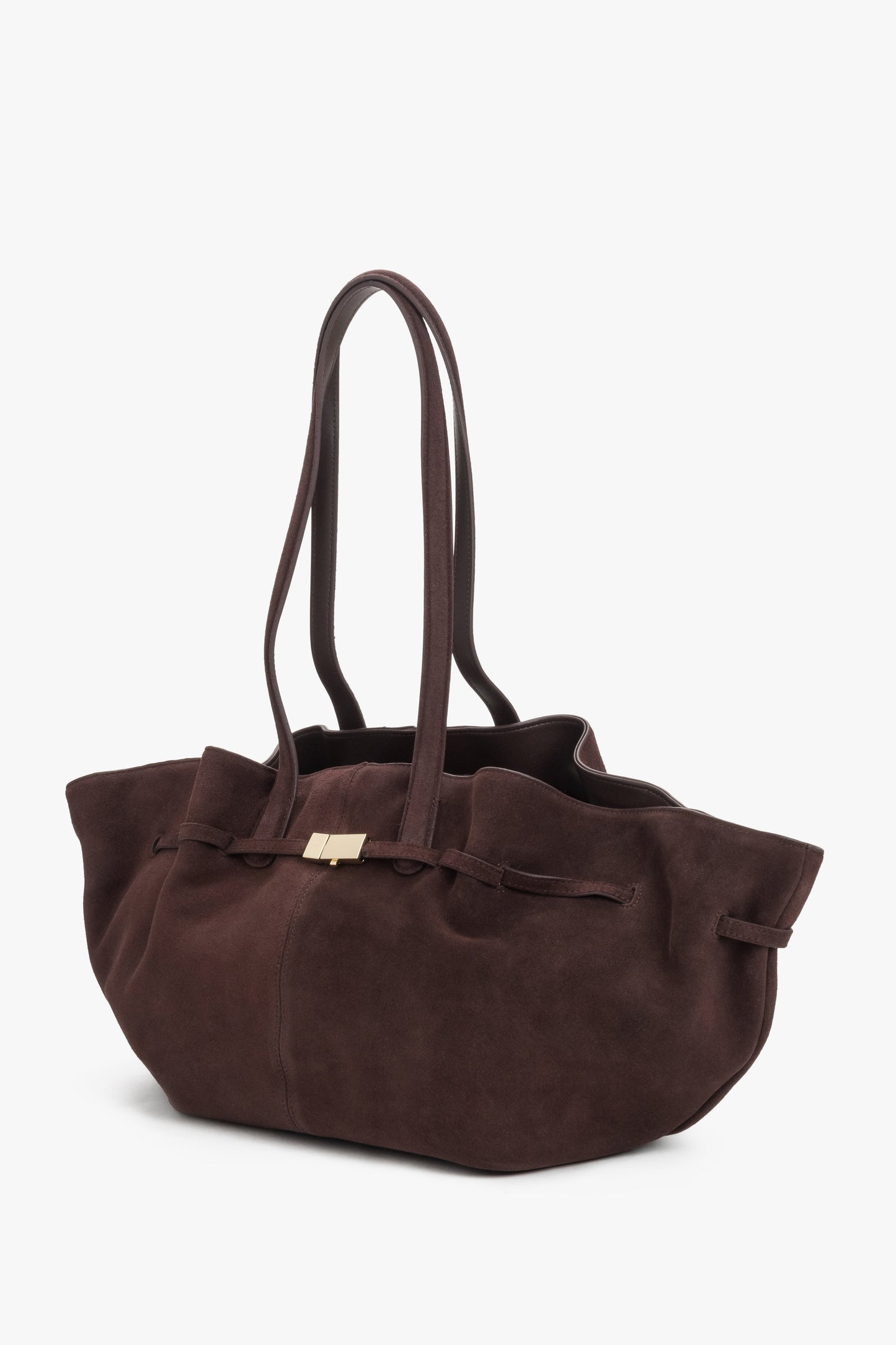 Schräge Ansicht der geräumigen Damen-Tasche mit goldfarbenen Beschlägen.