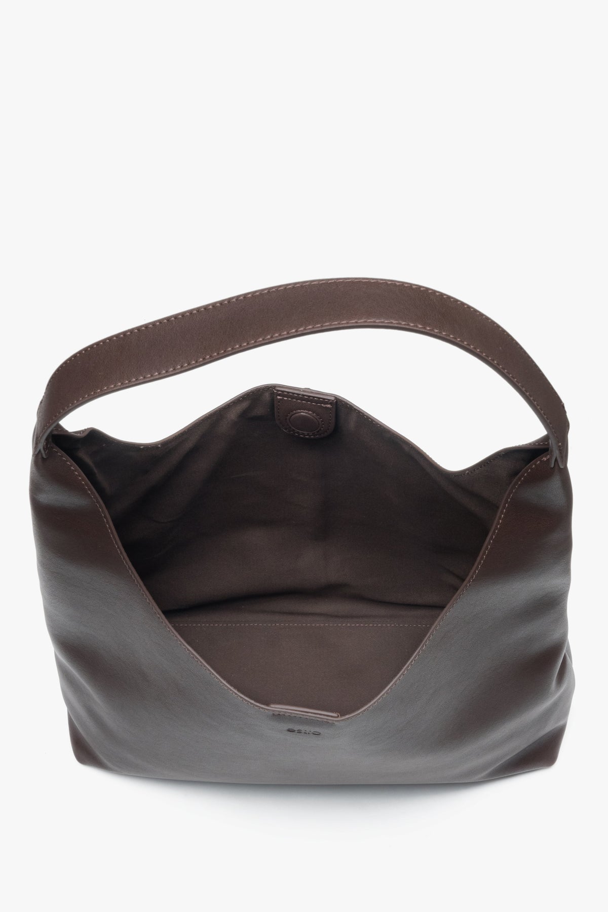 Blick von oben in das Innere der Tasche, der die geräumigen Fächer und das Textilfutter offenbart
