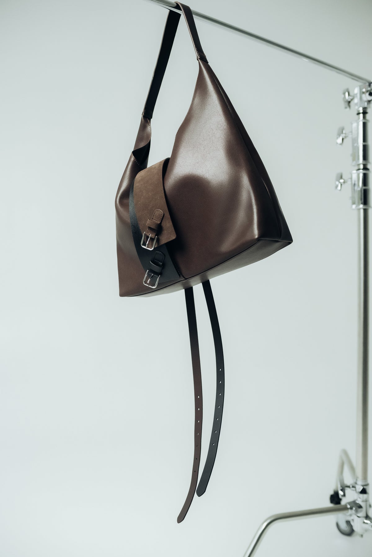 Stilvolle Präsentation der dunkelbraunen Leder-Shopper-Tasche auf edlem Untergrund
