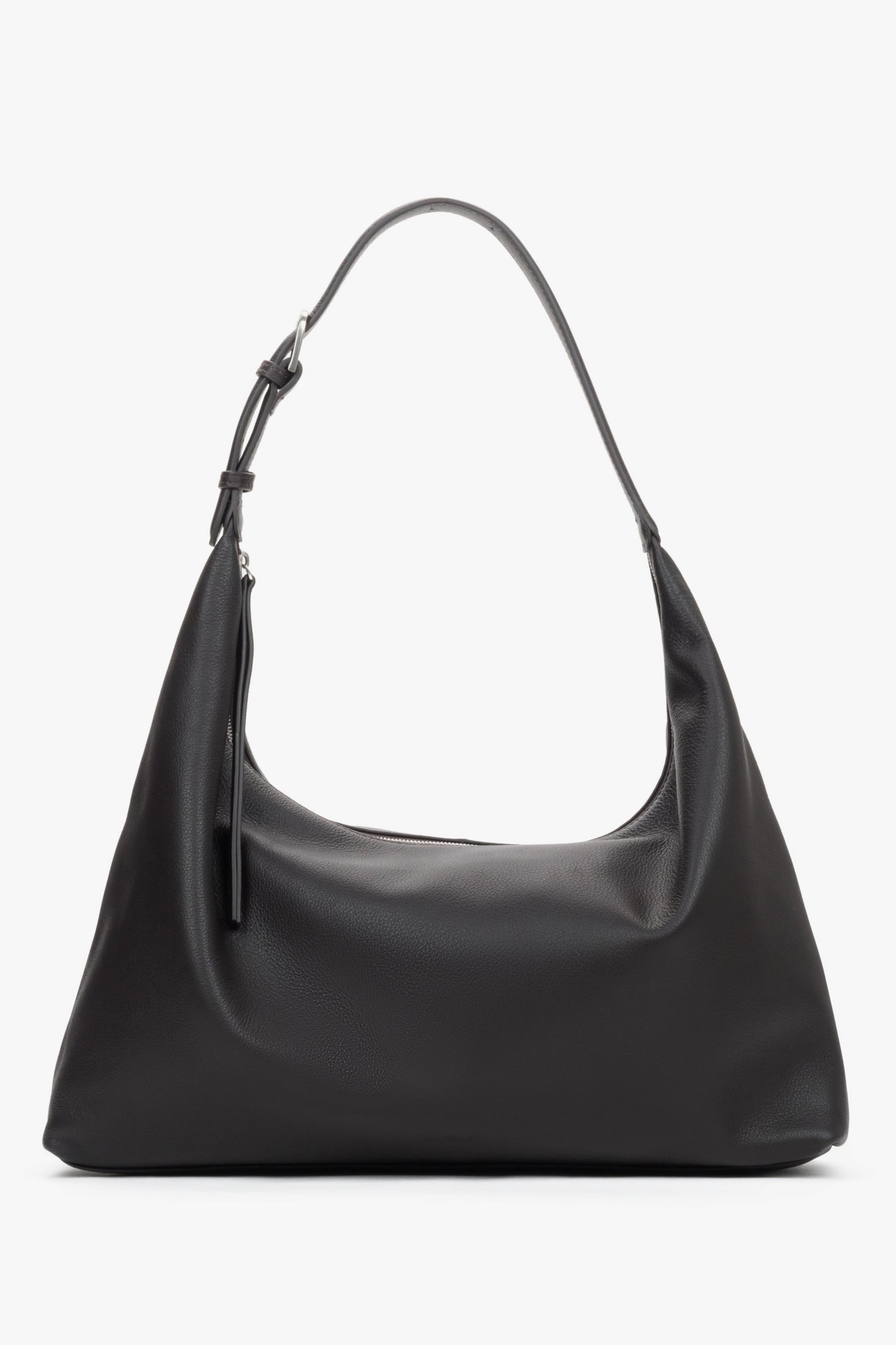 Frontalansicht der geräumigen dunkelbraunen Damen-Shopper aus echtem Leder.