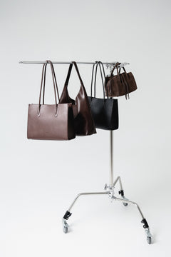 Kampagnenaufnahme mit verschiedenen Damen-Ledertaschen an einem modernen Rollständer
