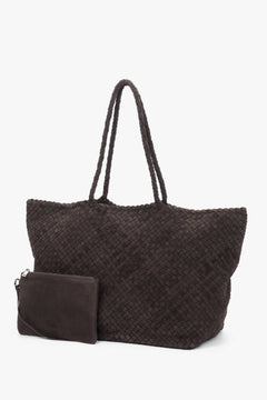 Die geräumige dunkelbraune Flechttasche zusammen mit der im Lieferumfang enthaltenen Kosmetiktasche.