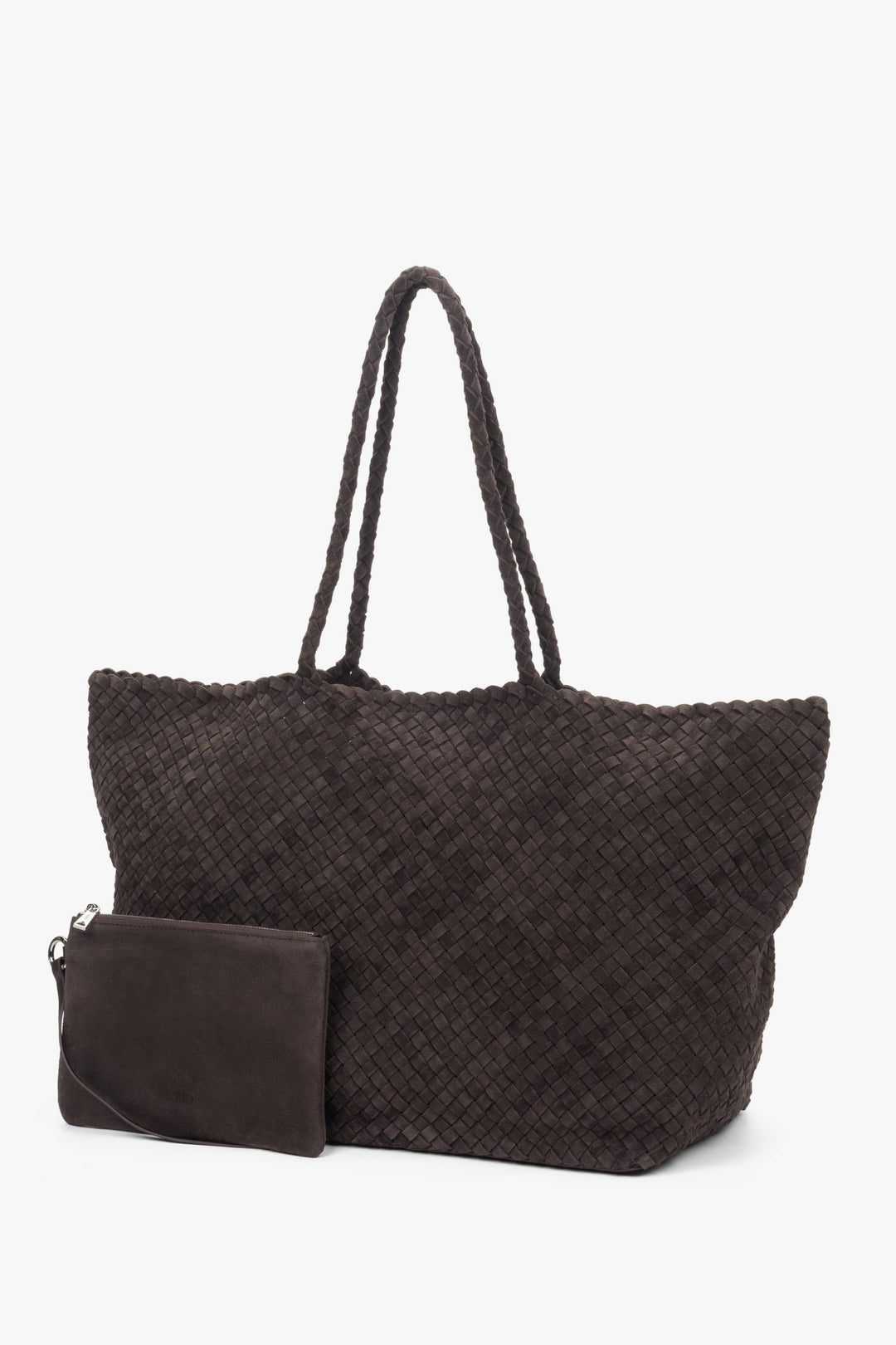 Die geräumige dunkelbraune Flechttasche zusammen mit der im Lieferumfang enthaltenen Kosmetiktasche.