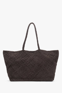 Rückansicht der elegant geflochtenen Damen-Tasche aus weichem Naturvelours.