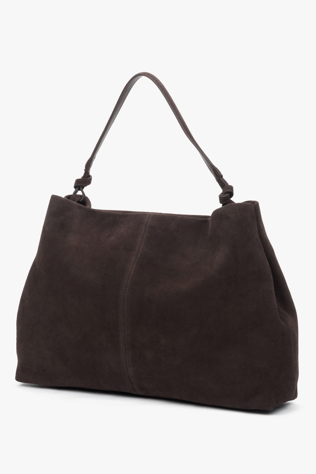Schräge Ansicht der dunkelbraunen Damen-Shopper-Tasche aus samtigem Naturvelours mit Tragehenkeln.