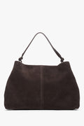 Frontalansicht der eleganten dunkelbraunen Veloursledertasche von Estro.