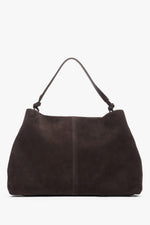 Frontalansicht der eleganten dunkelbraunen Veloursledertasche von Estro.