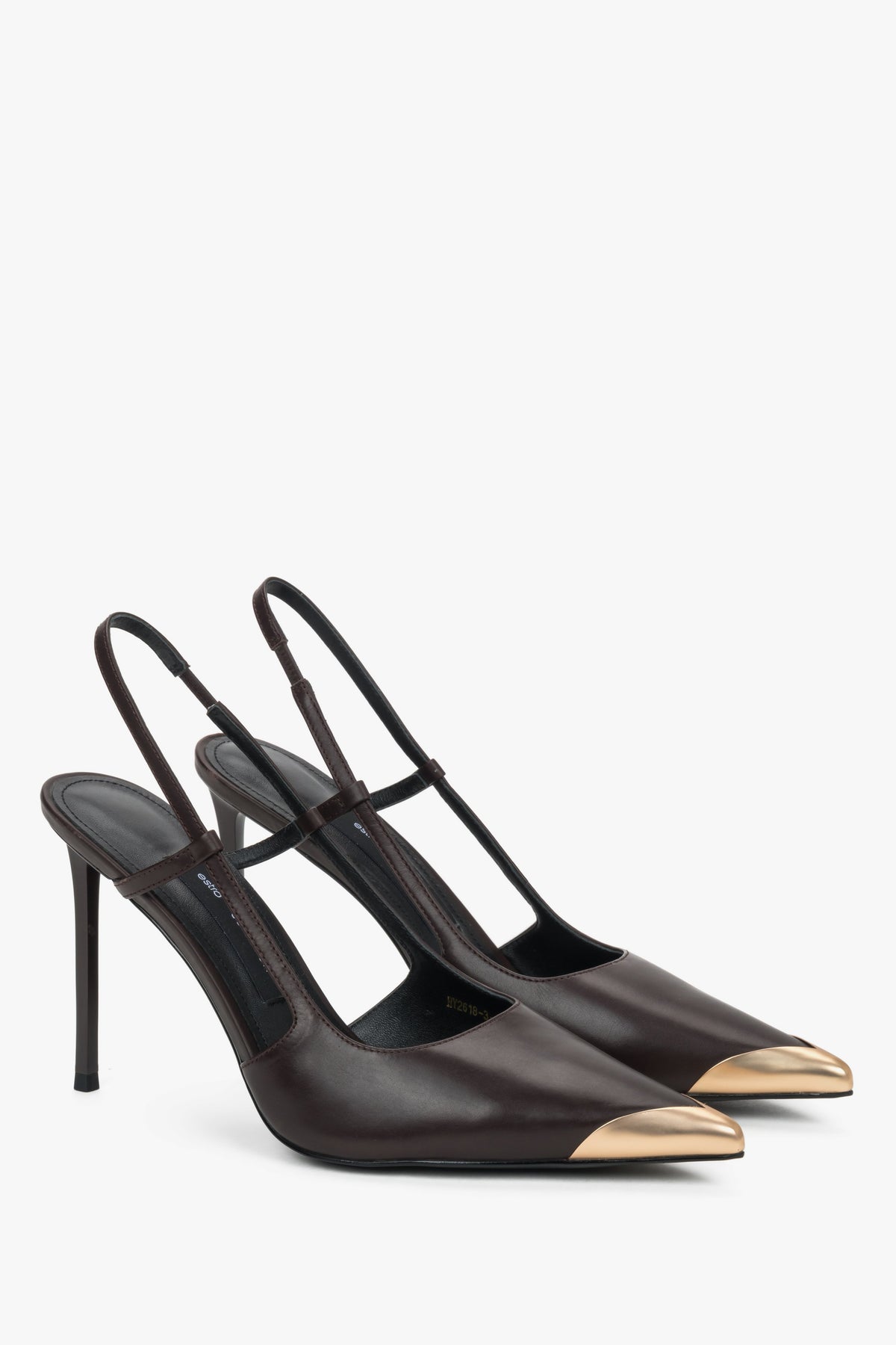 Dunkelbraune Damen-Slingpumps in schräger Vorderansicht mit offenem Fersenriemen