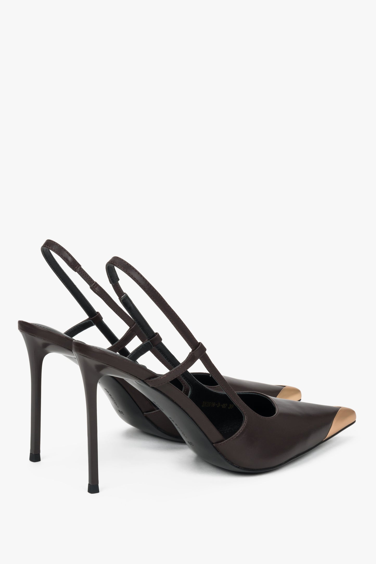 Dunkelbrauner Damen-Slingpumps aus Leder in seitlicher Ansicht mit Stilettoabsatz