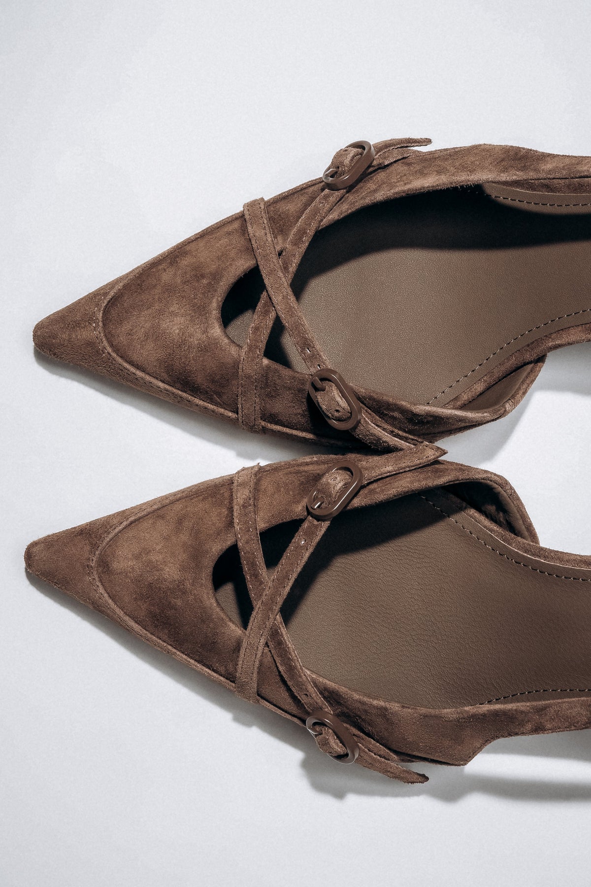Dunkelbraune Damen-Slingpumps von oben mit Chevreau-Lederdecksohle - Detailansicht