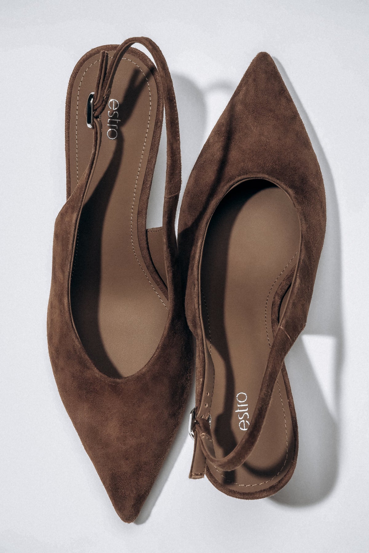 Dunkelbraune Damen-Slingpumps aus echtem Velours von oben mit spitzer Schuhspitze