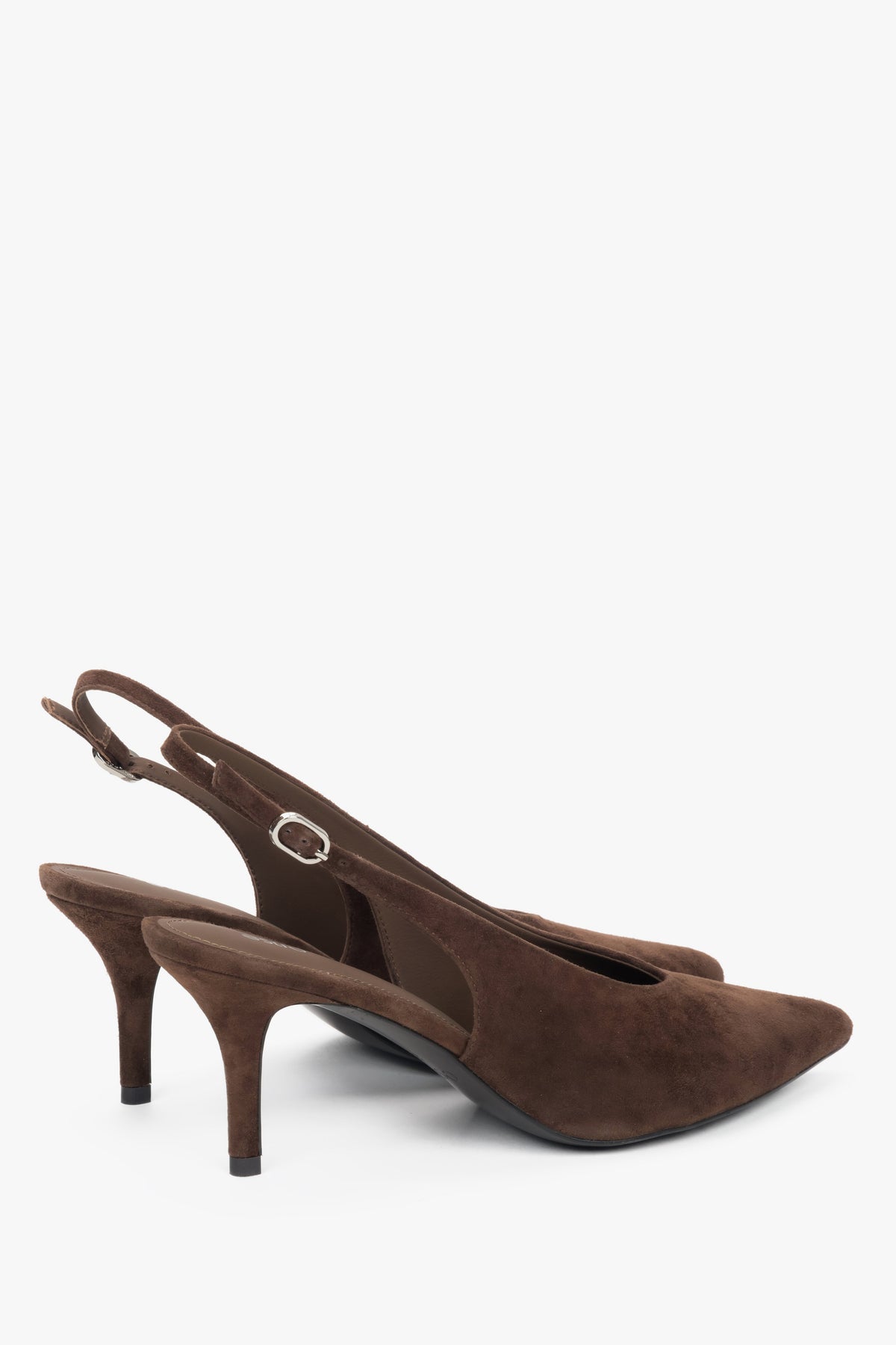 Dunkelbraune Damen-Slingpumps in seitlicher Ansicht mit spitzer Schuhspitze