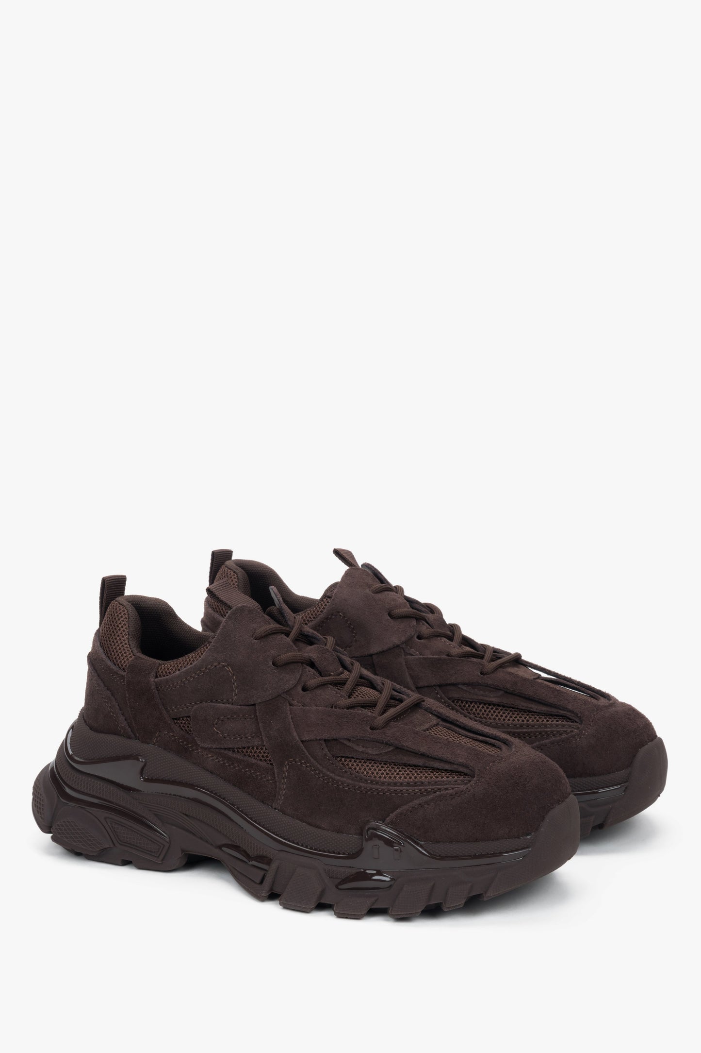 Paar der dunkelbraunen Plateau-Sneaker in dynamischer Positionierung.