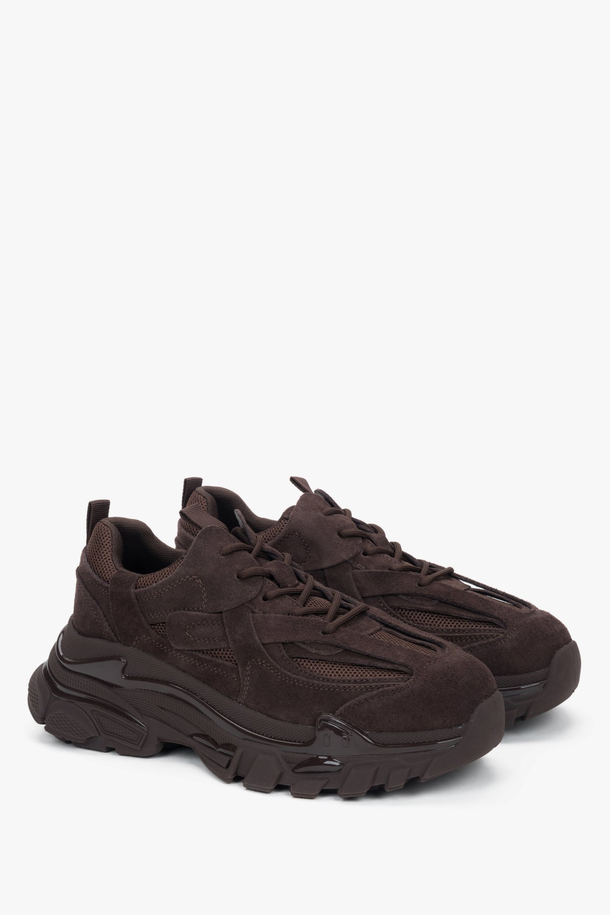 Paar der dunkelbraunen Plateau-Sneaker in dynamischer Positionierung.