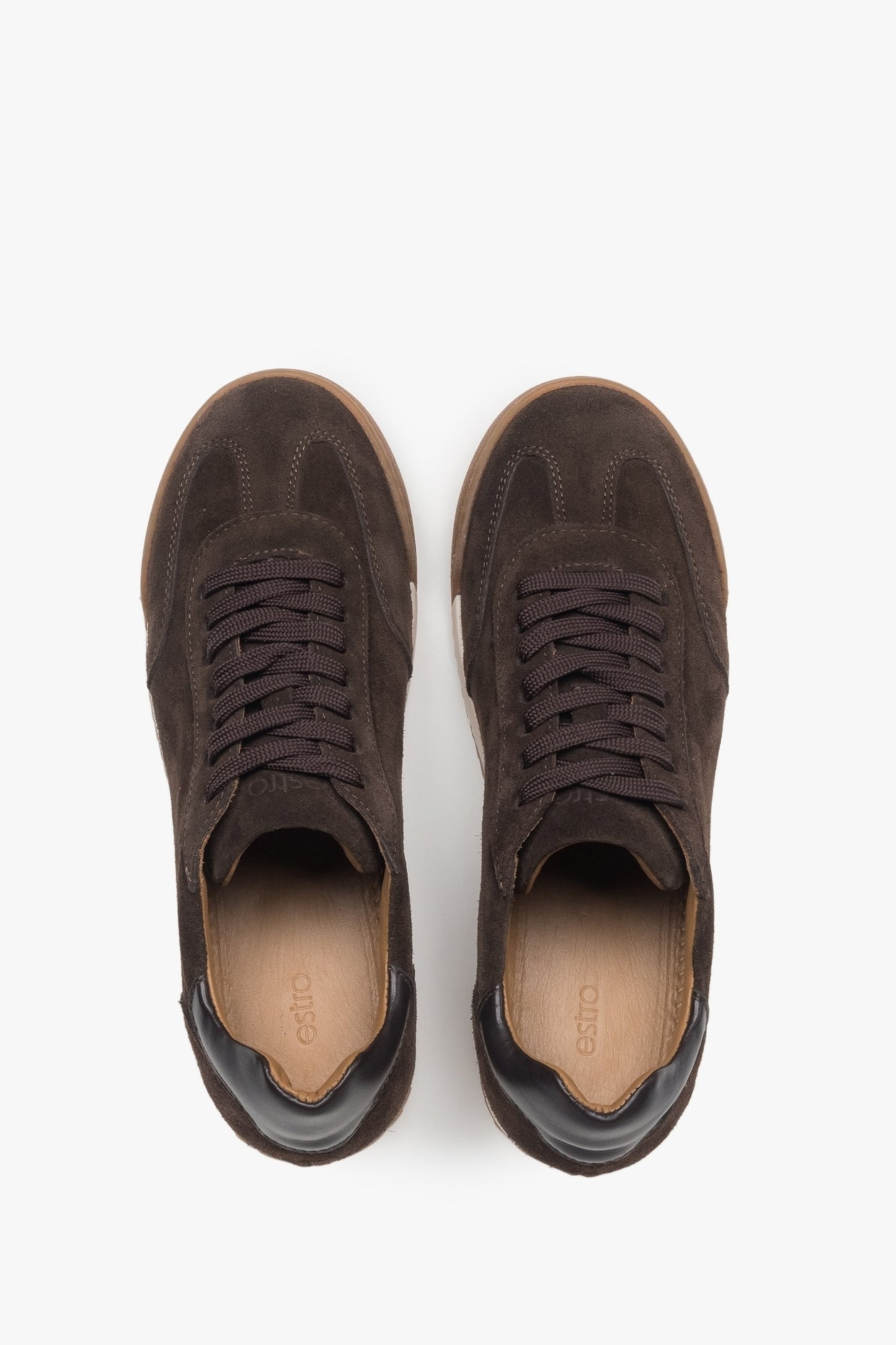 Seitenansicht der dunkelbraunen Damen-Sneaker mit kontrastierender elastischer Sohle.