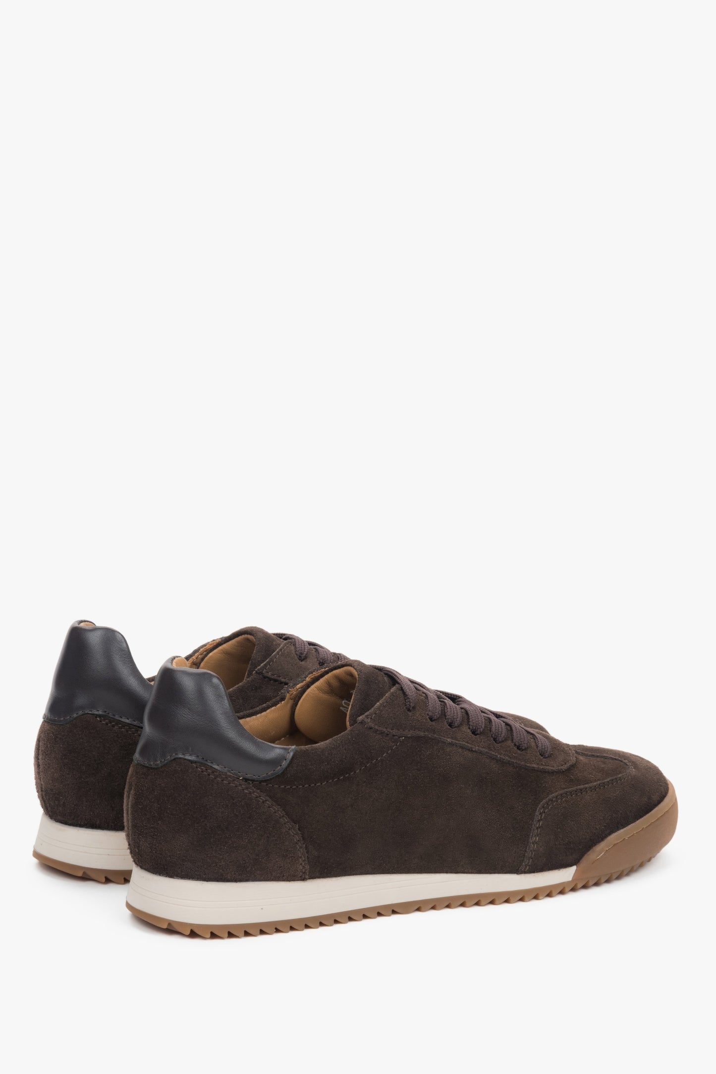 Bequeme dunkelbraune Sneaker für Damen mit federnder Sohle für hohen Tragekomfort.