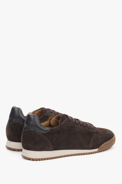 Bequeme dunkelbraune Sneaker für Damen mit federnder Sohle für hohen Tragekomfort.