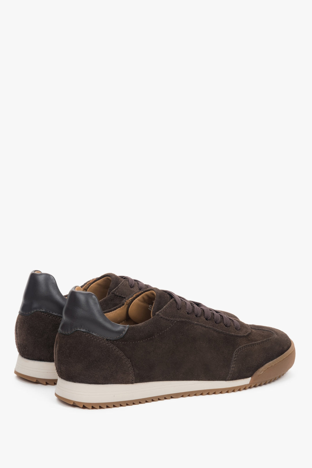 Bequeme dunkelbraune Sneaker für Damen mit federnder Sohle für hohen Tragekomfort.