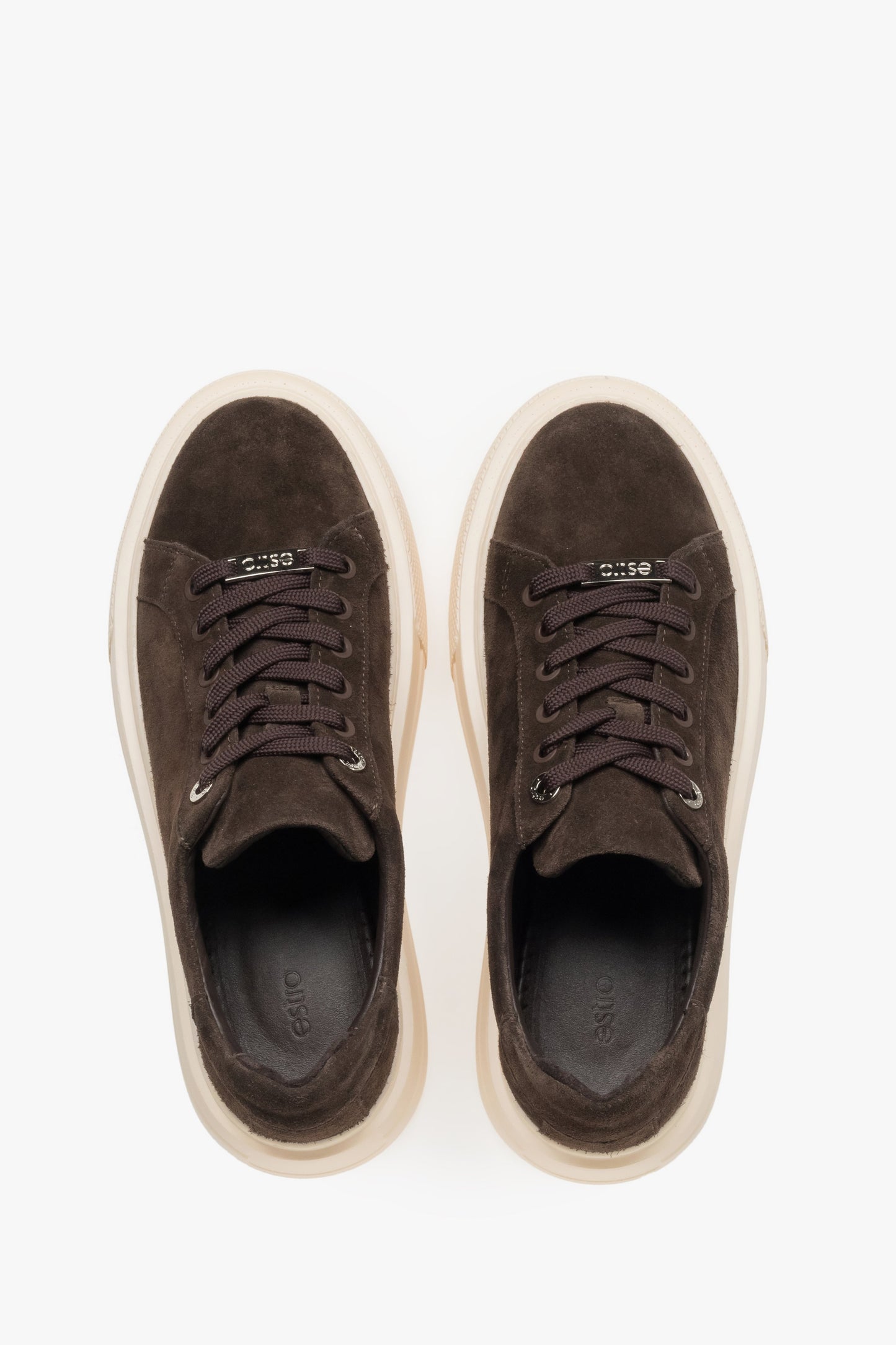 Draufsicht auf das Paar dunkelbrauner Damen-Sneaker mit Schnürung.