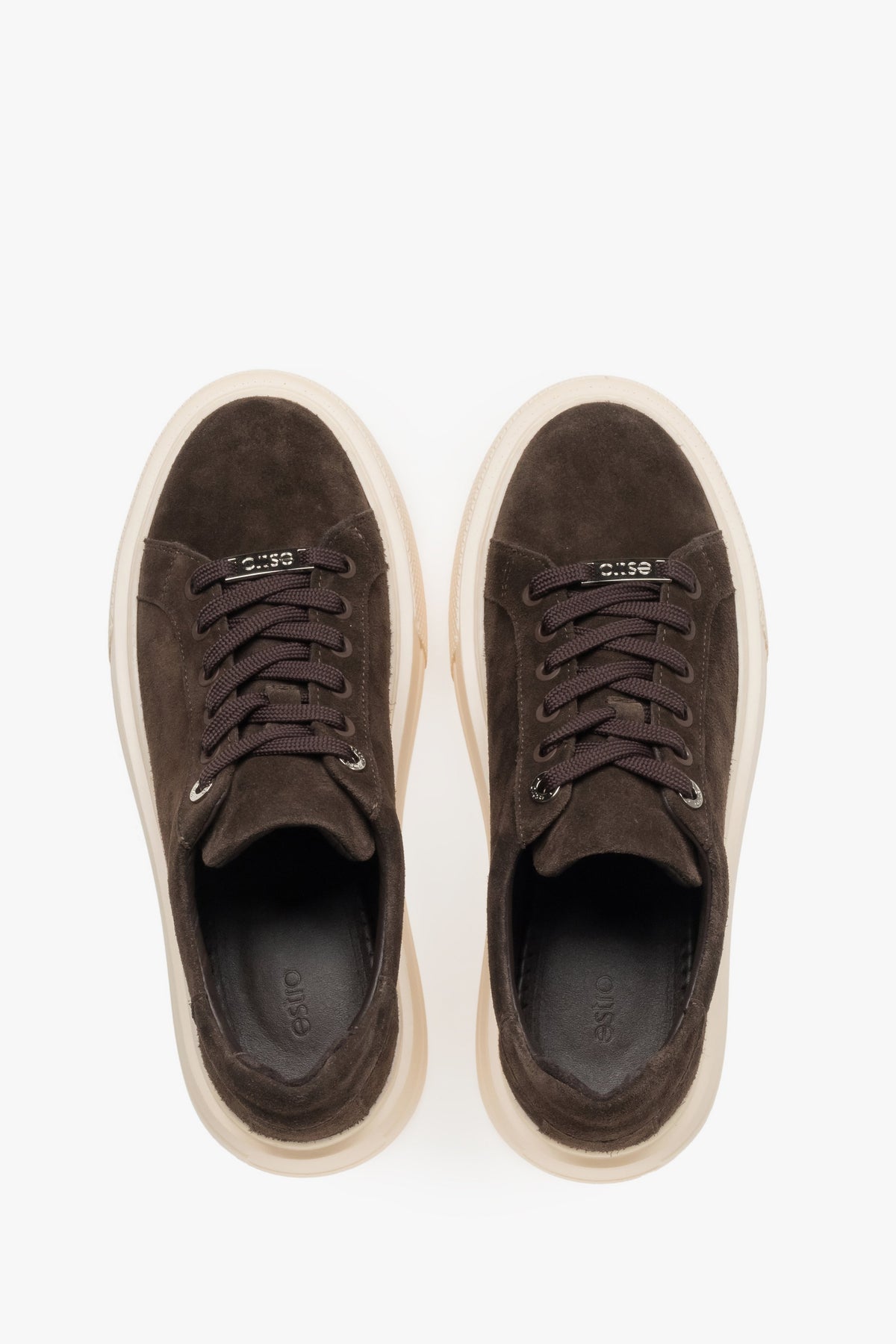 Draufsicht auf das Paar dunkelbrauner Damen-Sneaker mit Schnürung.