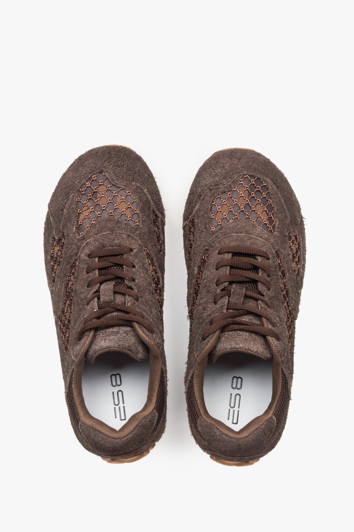 Symmetrische Draufsicht auf das Paar dunkelbrauner Damen-Sneaker